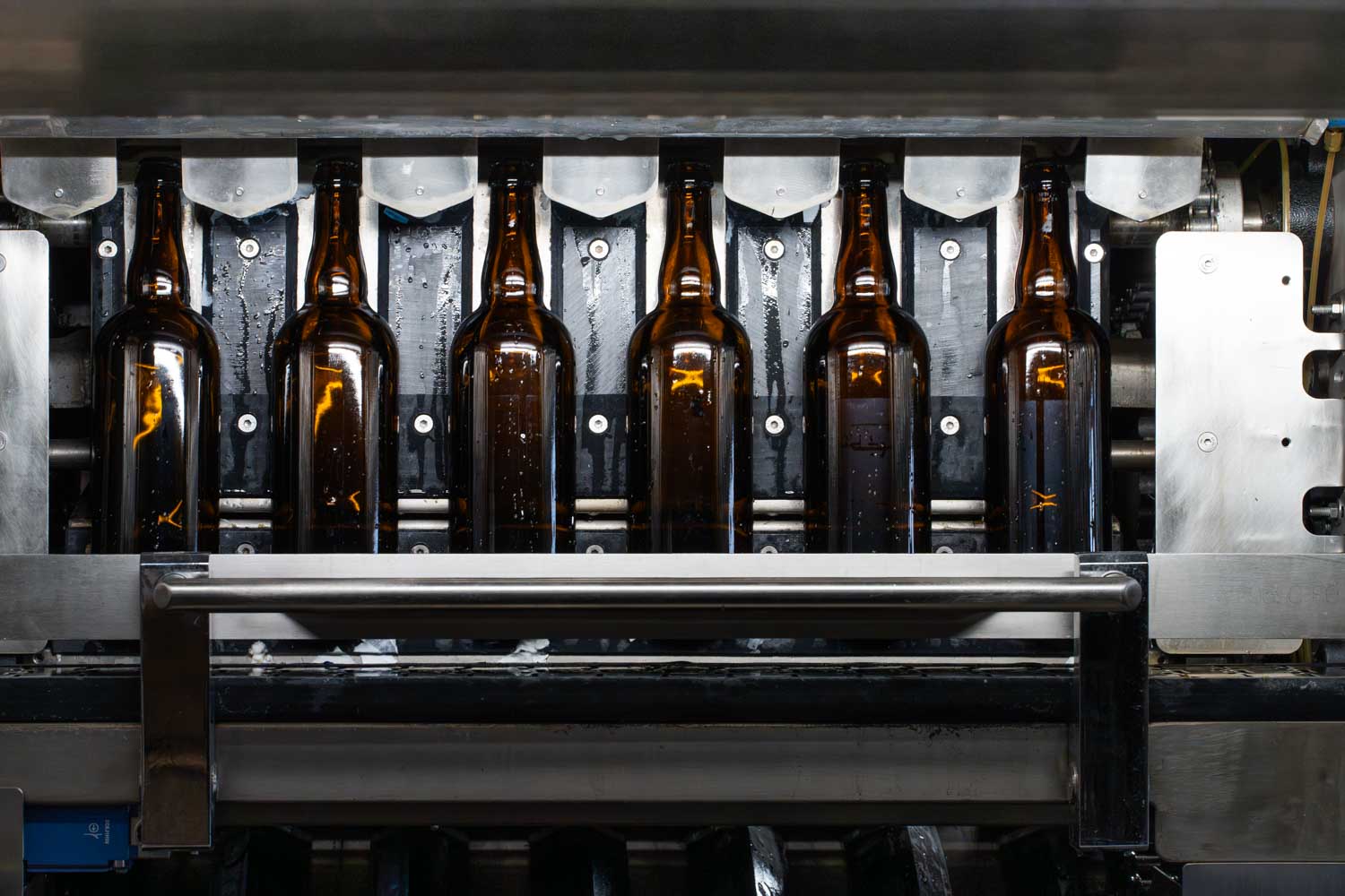 Sortie des bouteilles lavées
